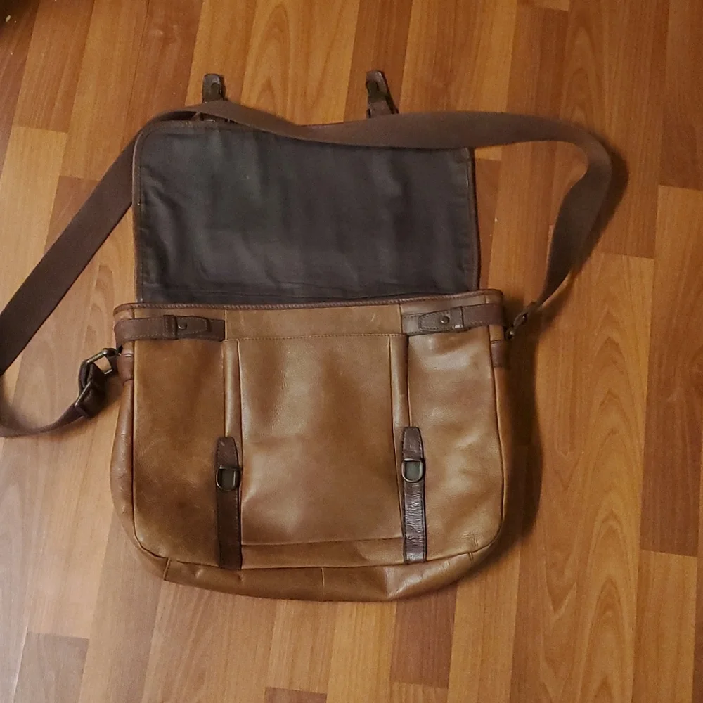 Fossil vintage leather messenger bag unisex